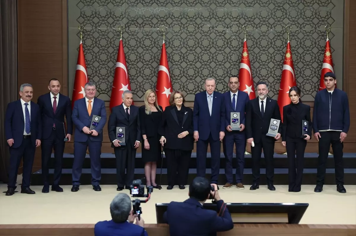 Cumhurbaşkanı Erdoğan, 10. Anadolu Medya Mükafatları merasiminde konuştu: (1)