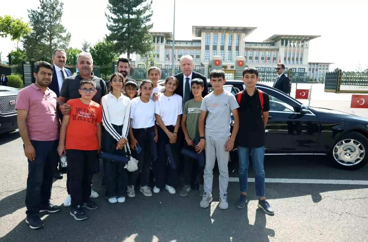 Cumhurbaşkanı Erdoğan, Adıyamanlı çocuklarla 15 Temmuz Şehitler Anıtı’nda buluştu