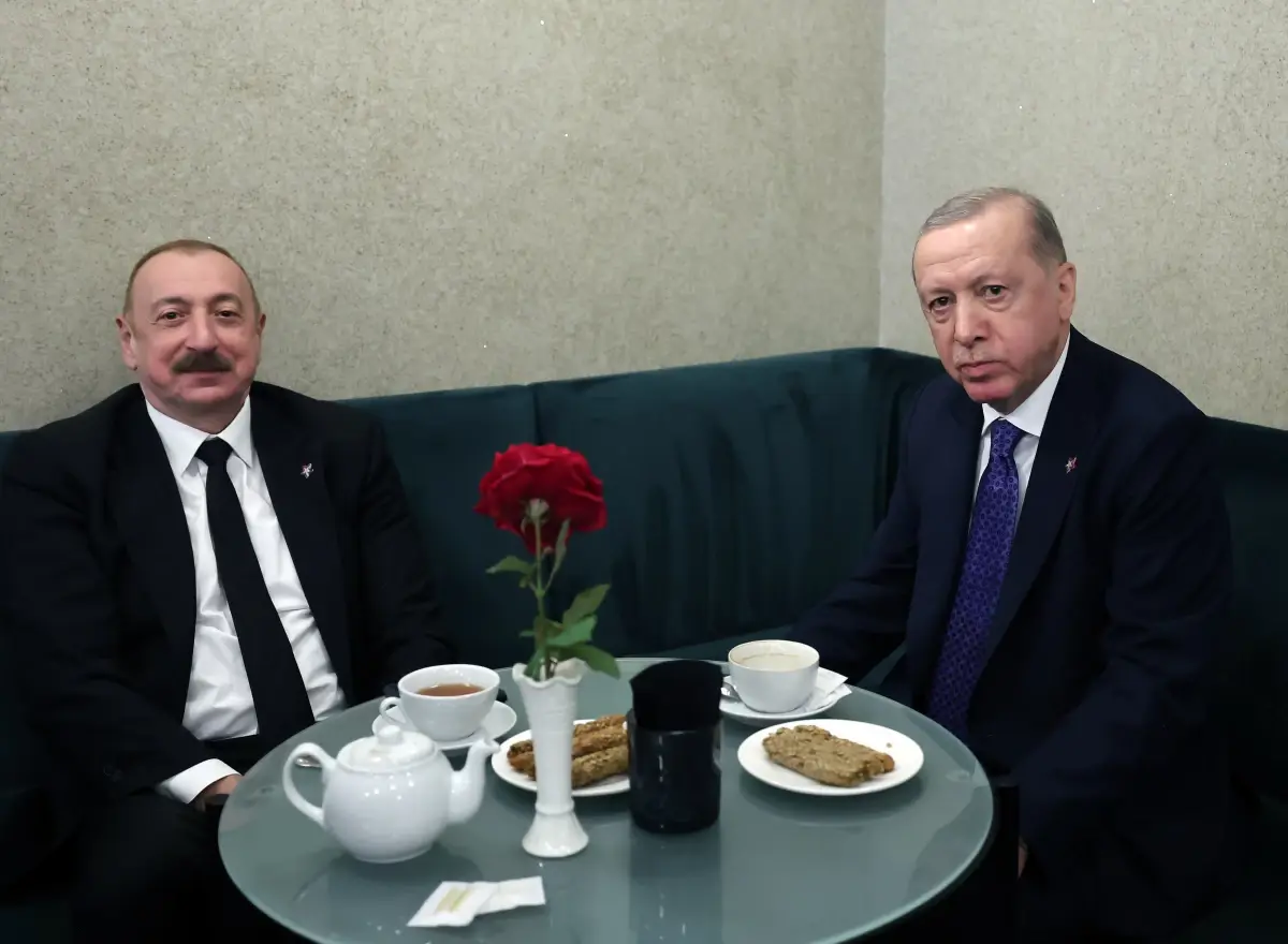 Cumhurbaşkanı Erdoğan, Azerbaycan Cumhurbaşkanı Aliyev ile bir ortaya geldi