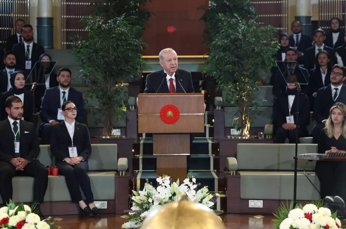 Cumhurbaşkanı Erdoğan, Gençler ve Ulusal Atletlerle Bir Ortaya Geldi