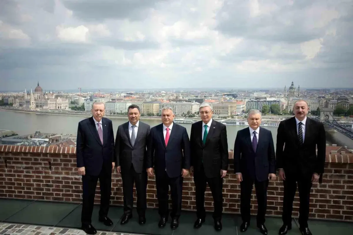 Cumhurbaşkanı Erdoğan, TDT başkanlarıyla Budapeşte görünümünde hatıra fotoğrafı çektirdi