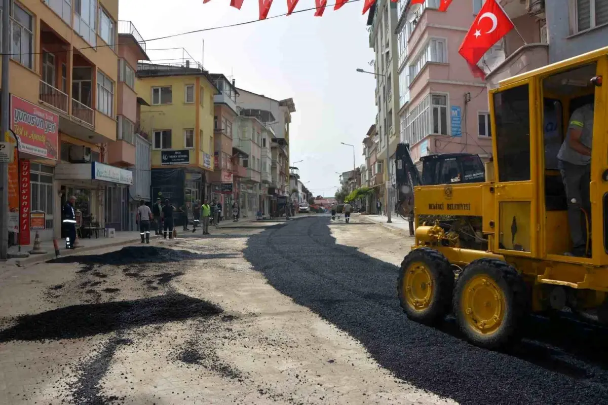 Demirci’de Ana Cadde Yollarına Sıcak Asfalt Çalışmaları Başladı