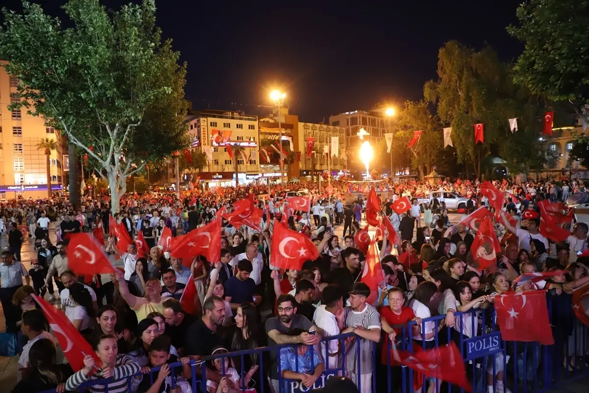 Denizli’de 19 Mayıs aktiflikleri kapsamında fener alayı düzenlendi