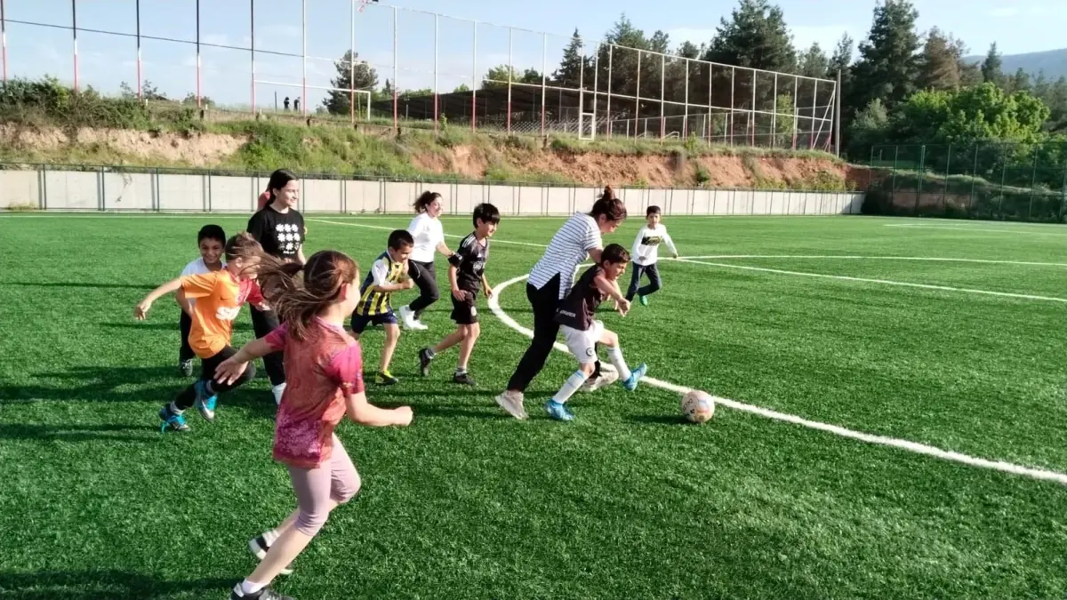Denizli’de Anneler Günü’nde Futbol Coşkusu