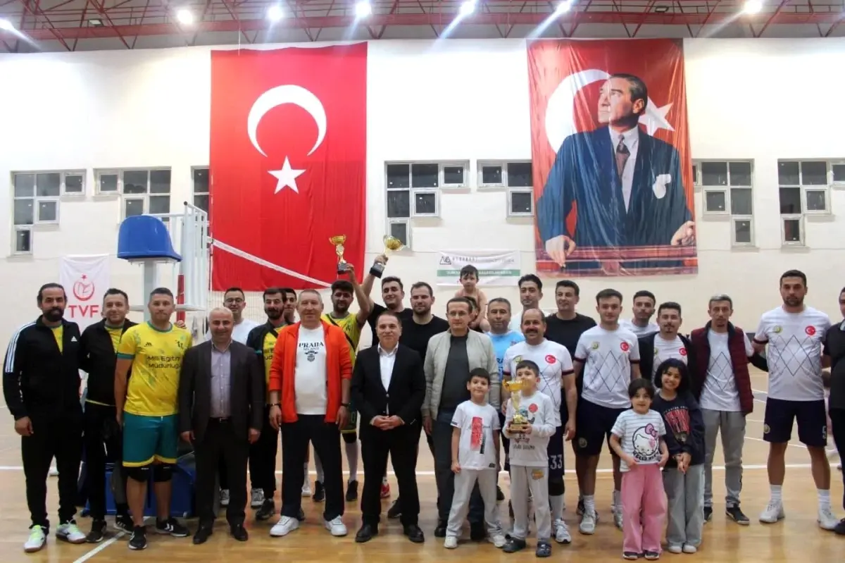 Dinar’da Kurumlar Ortası Voleybol Turnuvası Tamamlandı