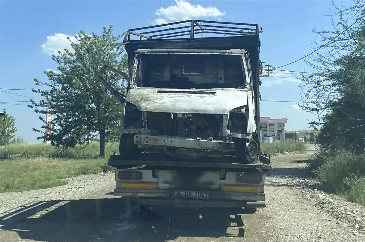 Diyarbakır’da Yanmış Kamyonette 2 Ceset Bulundu