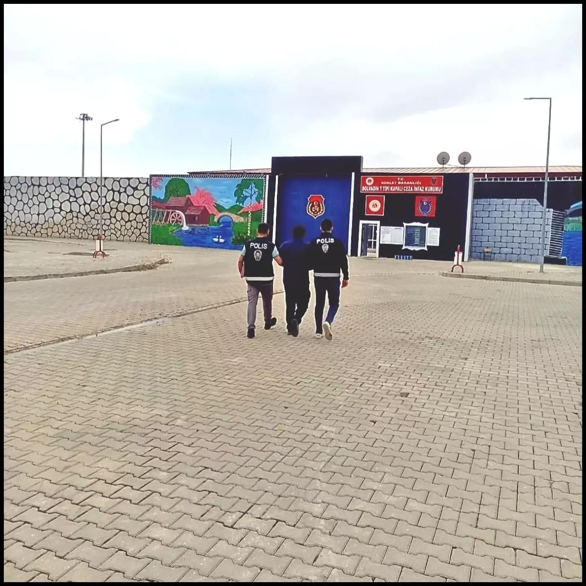 Dolandırıcı Perukla 6 Ay Kaçtı, Yakalandı