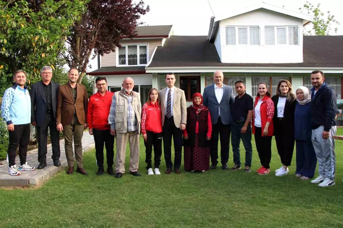 Düzce’de Gençlik Haftası Kutlamaları Kuraş Ulusal Atleti Ayşenaz Tosun’u Ziyaret ile Devam Etti