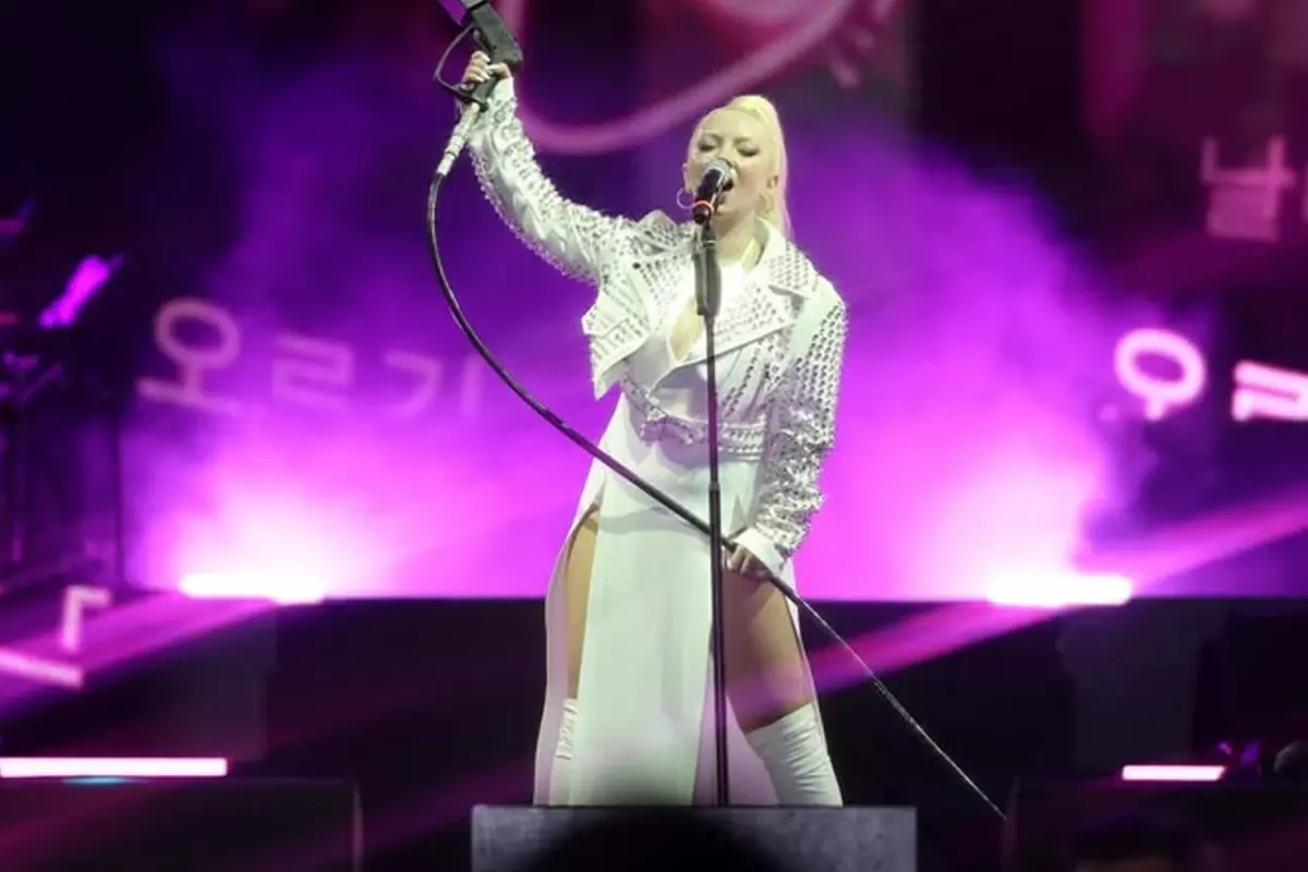Ece Seçkin konserinde panik yaratan anlar