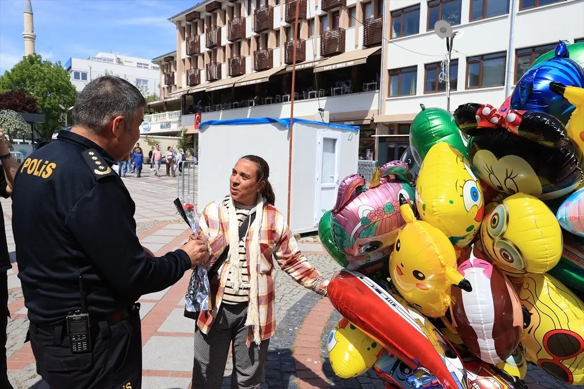 Edirne Emniyet Müdürü’nden Emekçilere Çiçek