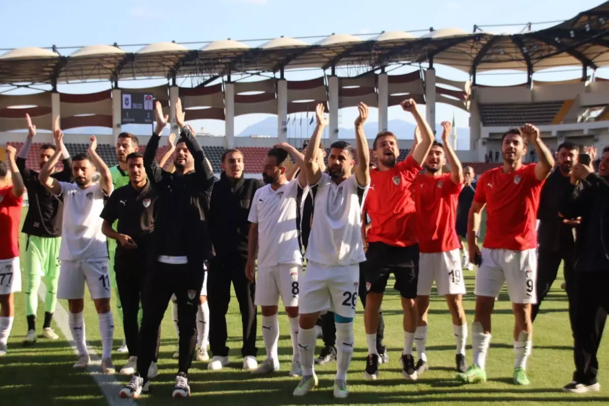 Efsane geri dönüyor! Üstün Lig’in eski kadrosu Manisaspor namağlup şampiyon oldu