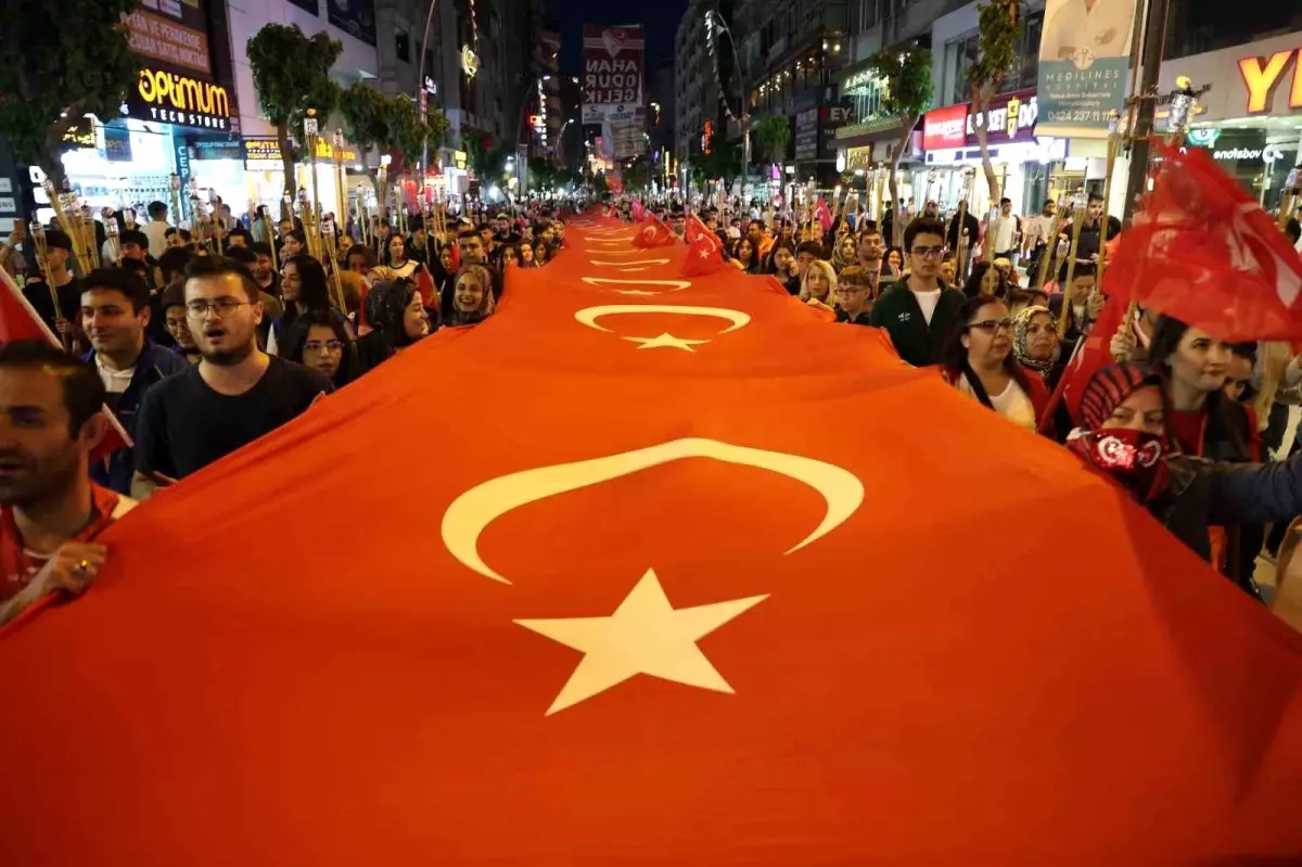 Elazığ’da 19 Mayıs Bayramı Fener Alayı ile Kutlandı