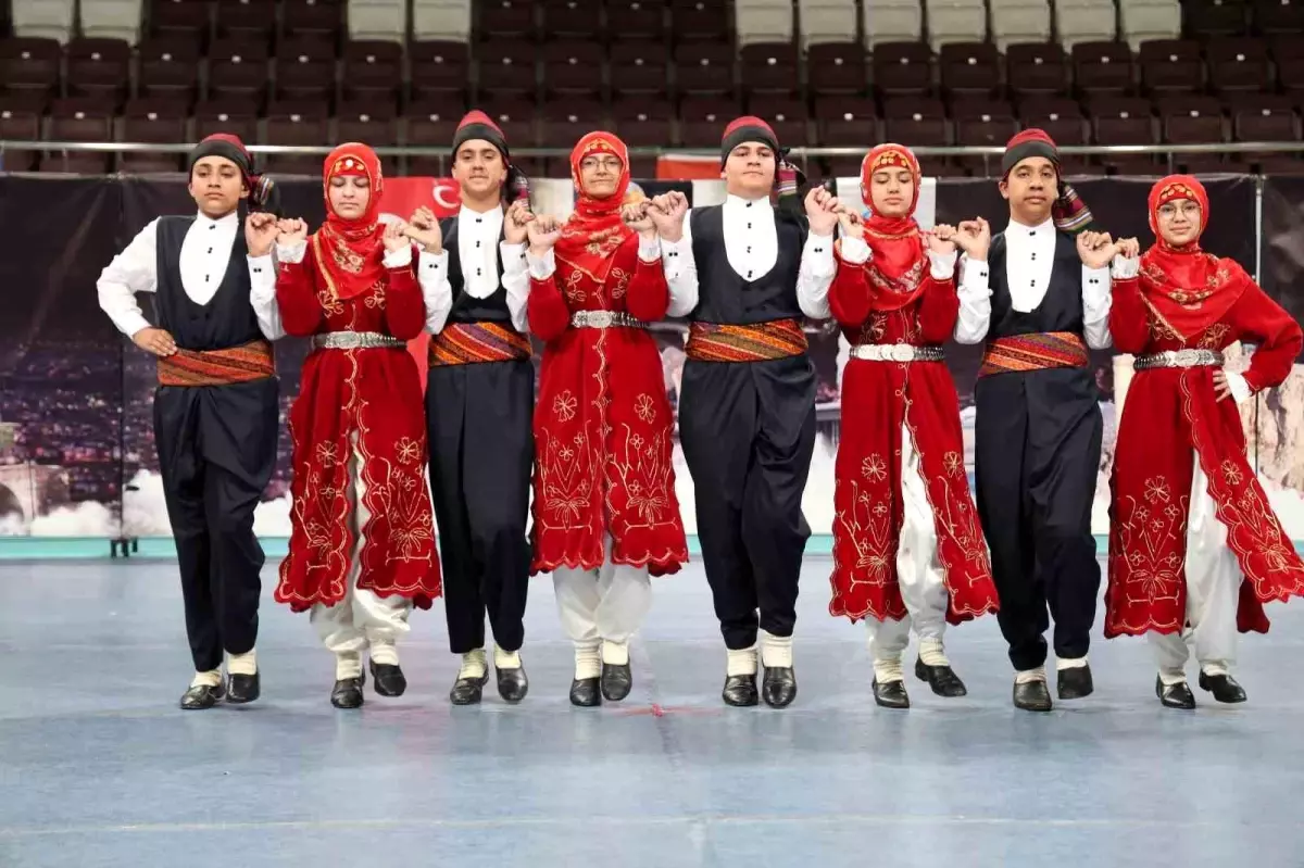 Elazığ’da Renkli Halk Oyunları Müsabakası
