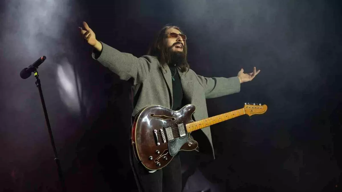 Emre Fel, Kocaeli’de Unutulmaz Bir Performans Sergiledi