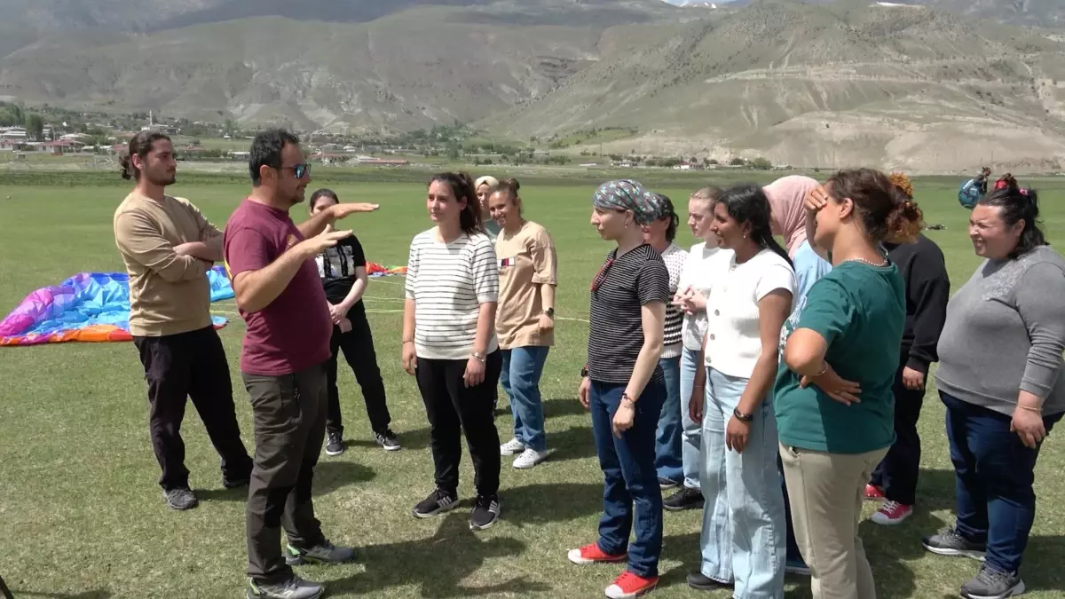 Engelli Kız Çocukları Yamaç Paraşütü ile Uçtu