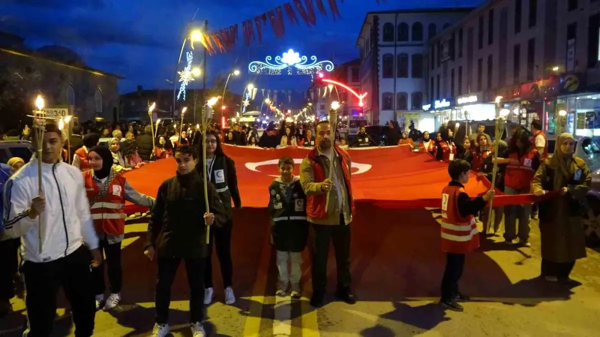 Erzurum’da Meşaleli Yürüyüş İle Bayram Coşkusu