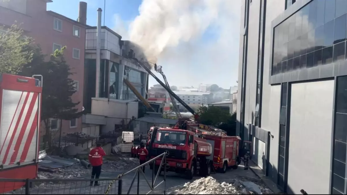Esenyurt’ta Dokuma Fabrikasında Yangın