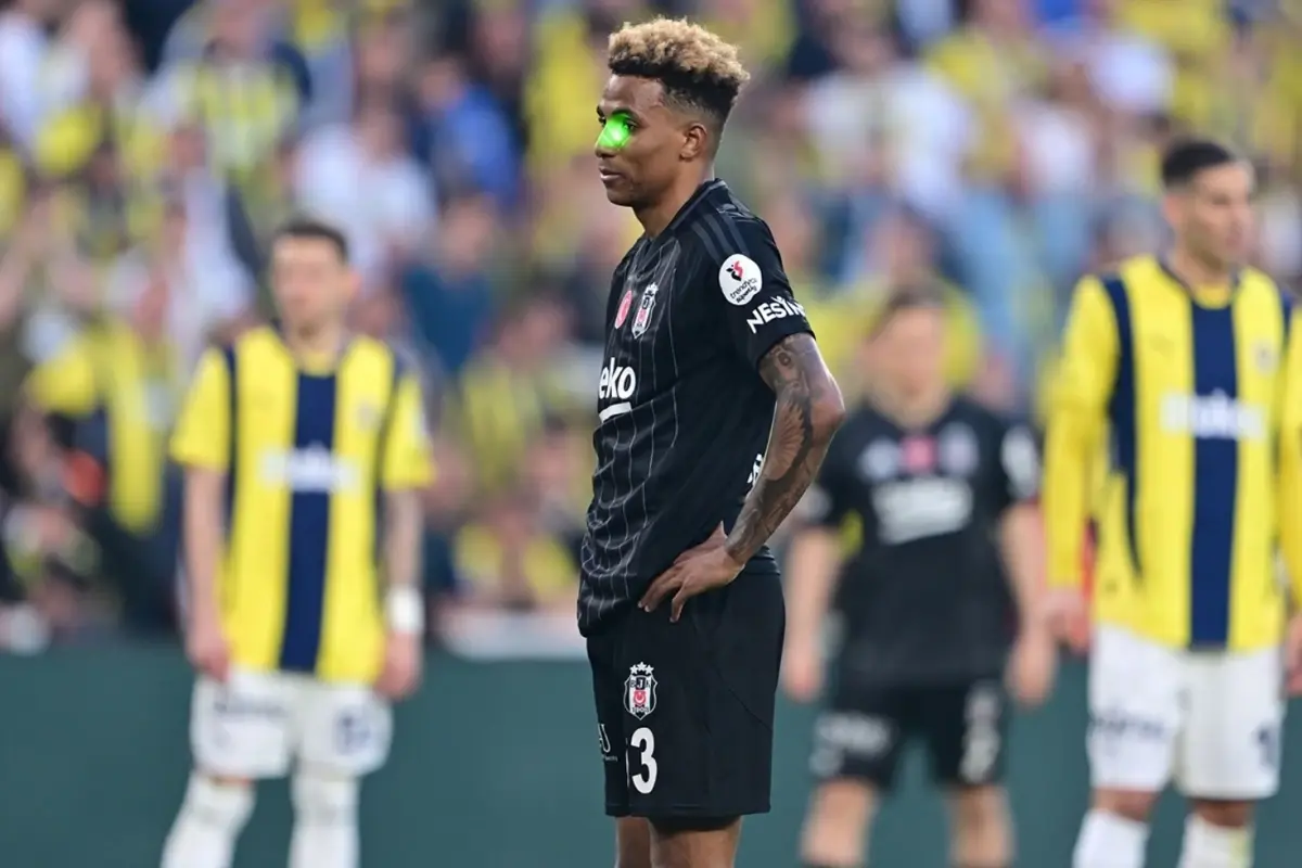 Fenerbahçe-Beşiktaş derbisinde Gedson Fernandes’e lazer tutan taraftar gözaltına alındı
