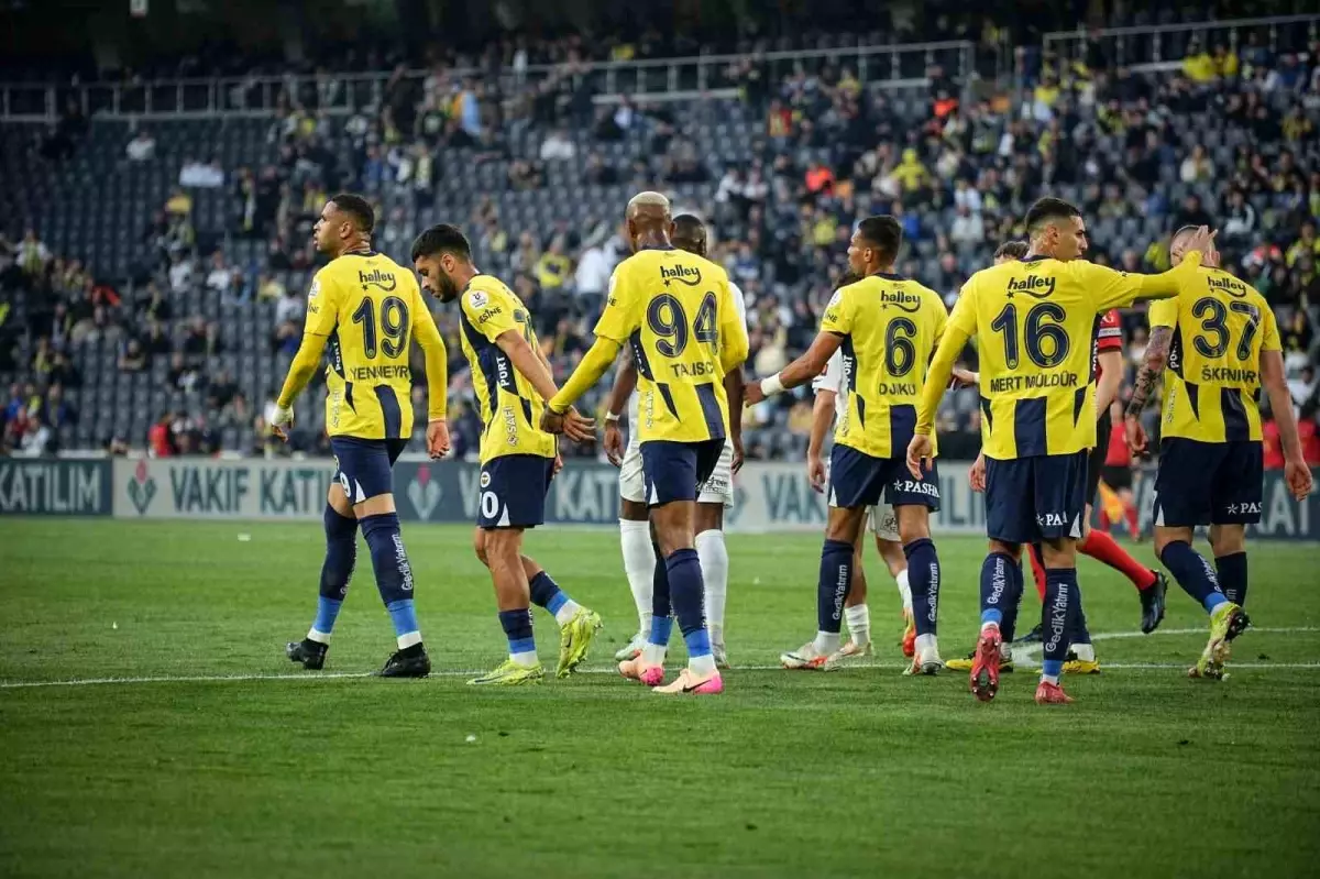 Fenerbahçe, Eyüpspor’u 2-1 ile geçti