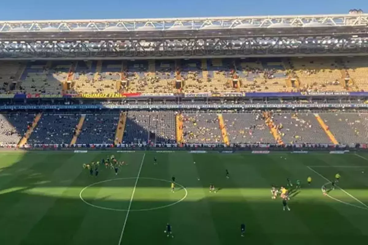 Fenerbahçe tribünleri maç başlar başlamaz futbolcuları ıslıkladı