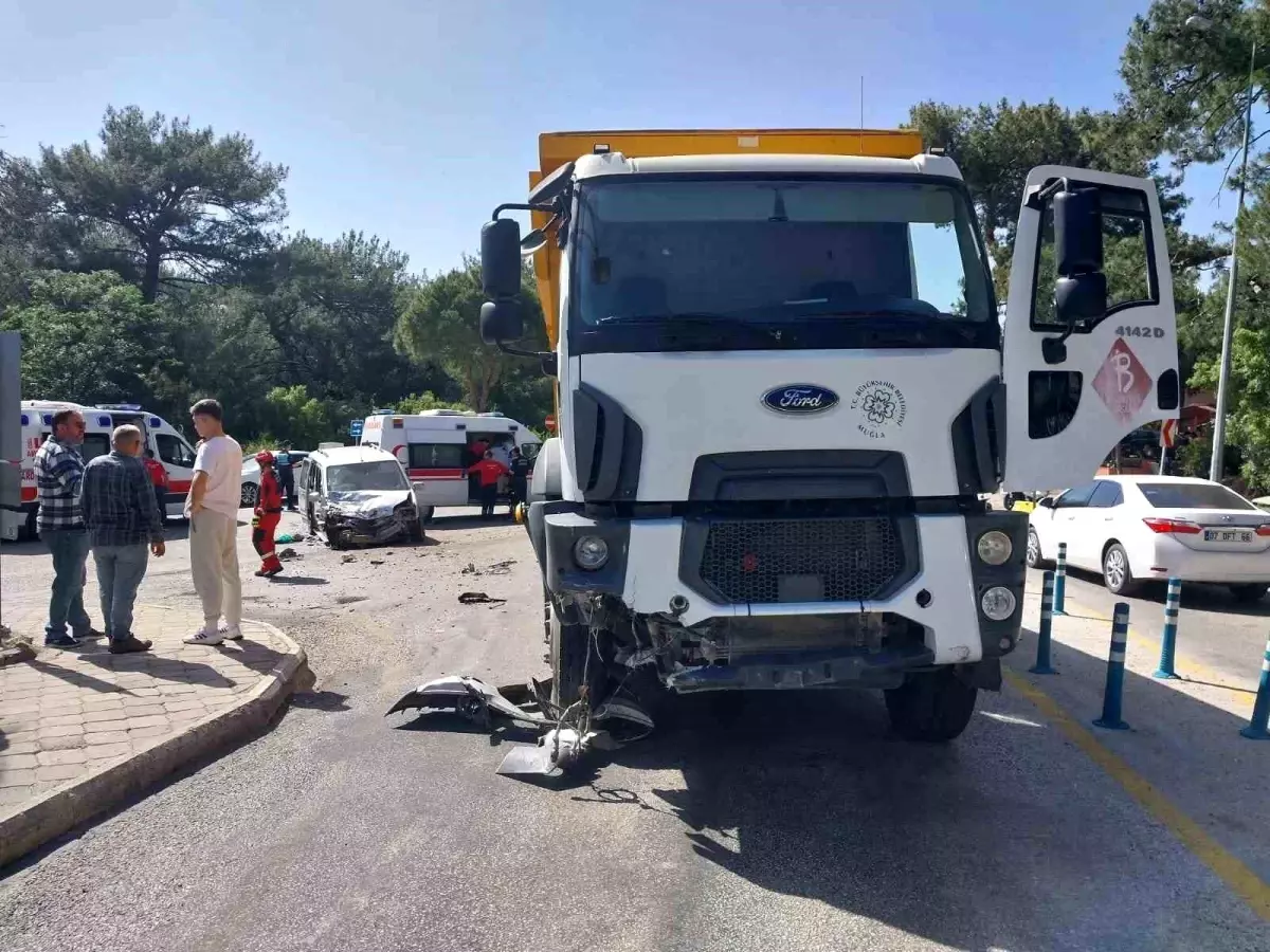 Fethiye’de Kamyon ve Kamyonet Çarpıştı: 2 Yaralı