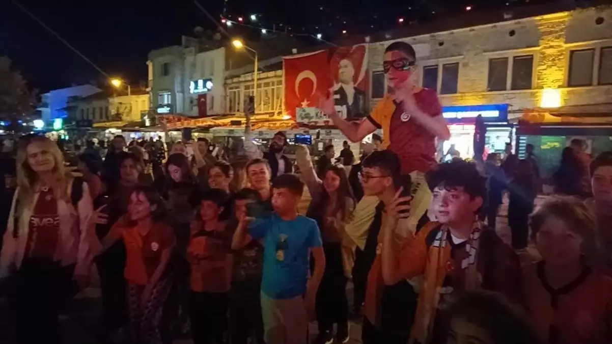 Foça’da Galatasaray Şampiyonluk Kutlaması