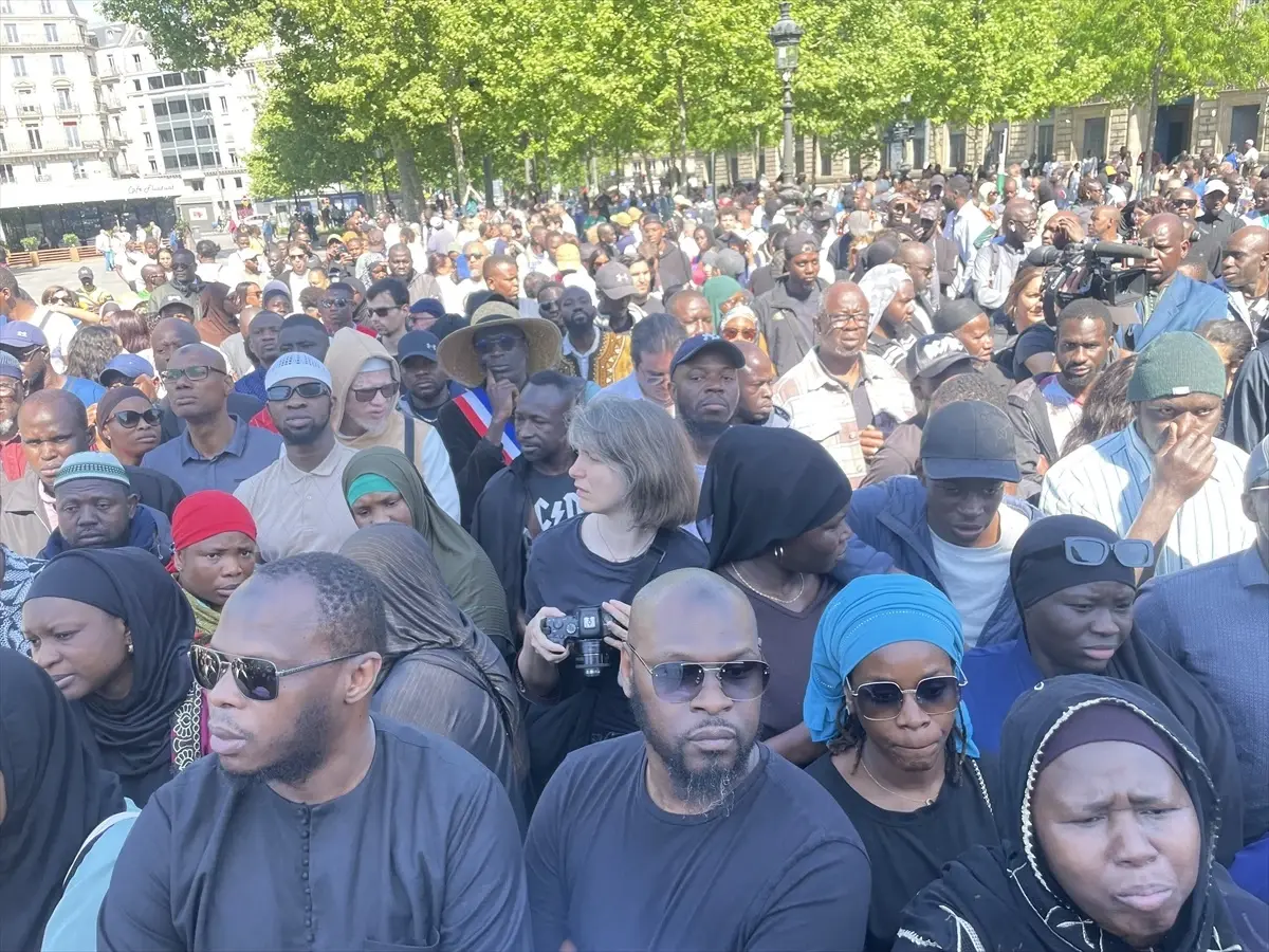 Fransa’da mescitte namaz kıldığı sırada bıçaklanarak öldürülen genç Paris’te anıldı