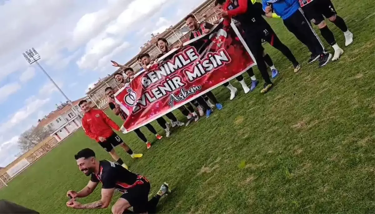 Futbol Maçında Romantik Evlilik Teklifi
