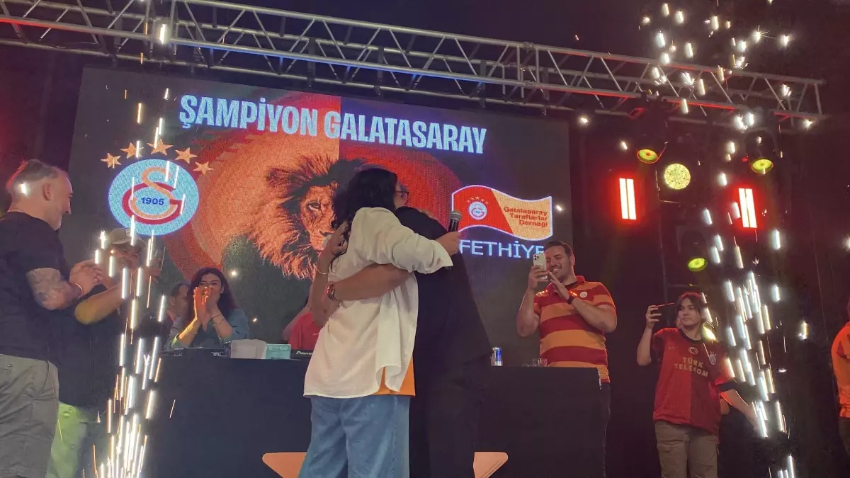 Galatasaray Kutlamasında Evlilik Teklifi