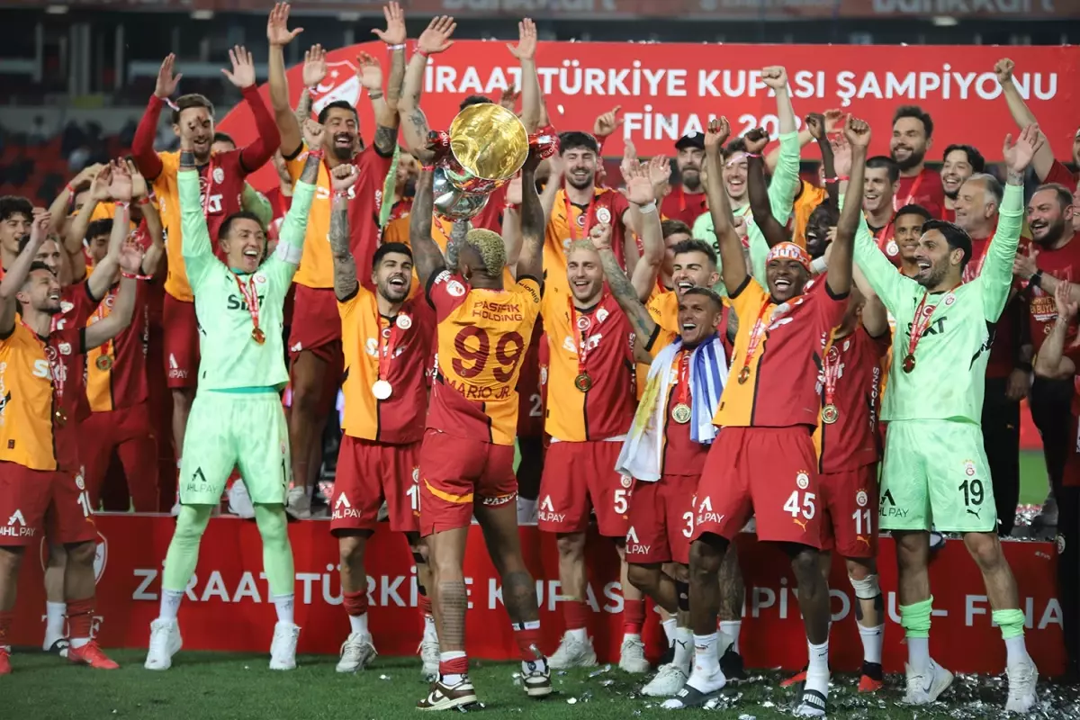 Galatasaraylı oyuncular, Türkiye Kupası’nı kaldırdı