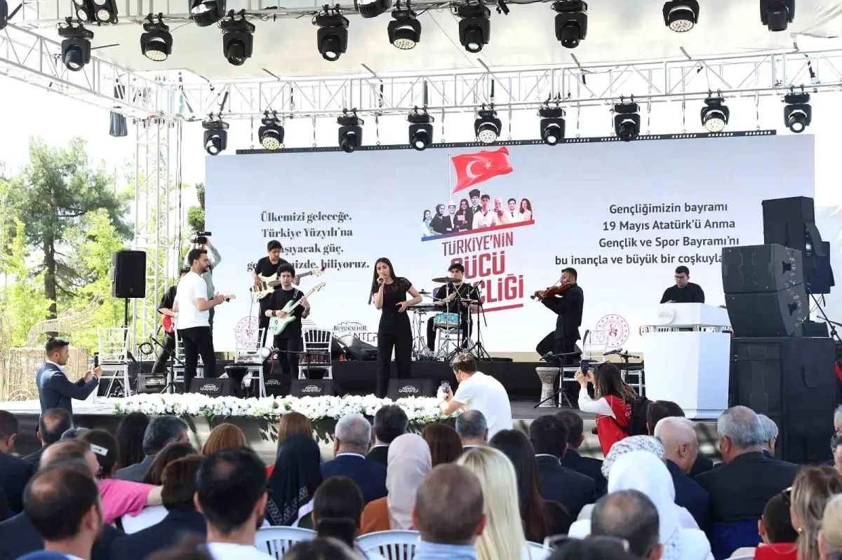 Gaziantep Büyükşehirin dayanaklarıyla 200 öğretmenden Ata’ya zeybekli hürmet duruşu