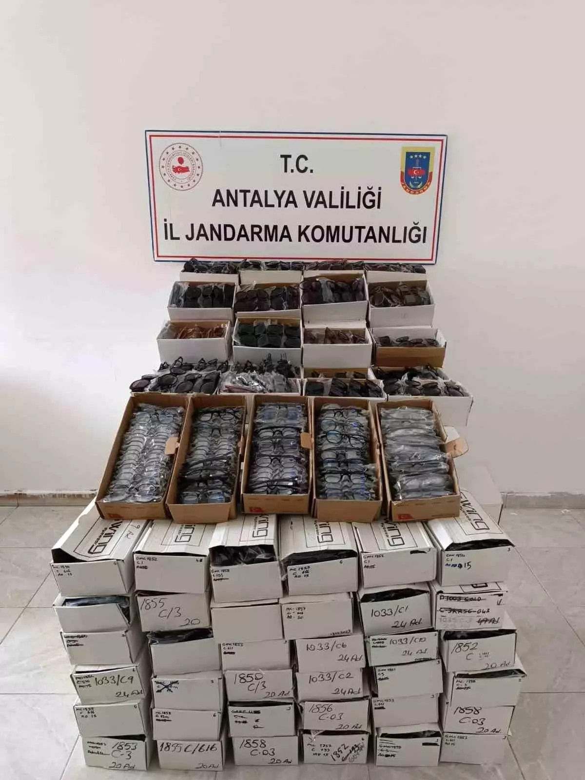 Gazipaşa’da 3 Bin Kaçak Gözlük Ele Geçirildi