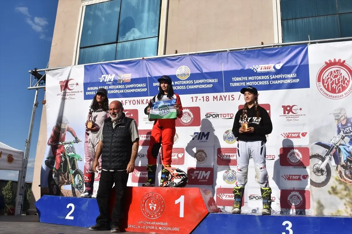 Genç Kızlar Motokros Hayallerini Peşinde