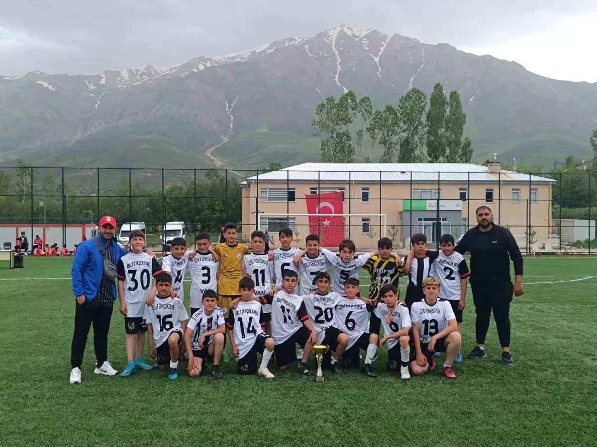 Gevaş’ta Futbol Turnuvası Şampiyonu Özalp Gençlikspor