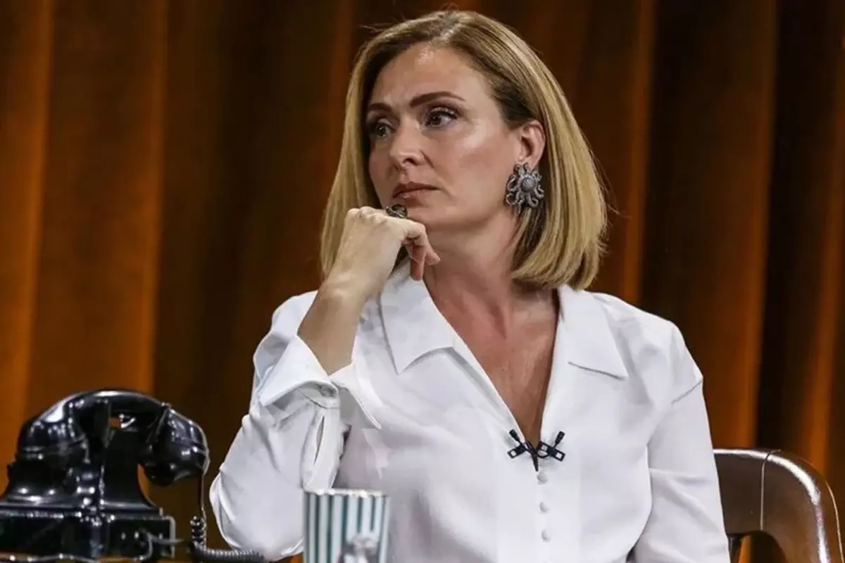 Gözlerden uzaky aşk yaşayan Ceyda Düvenci’den sürpriz kutlama