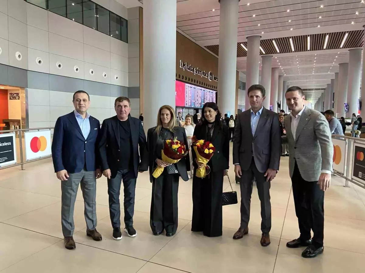 Hagi ve Popescu İstanbul’da Çiçeklerle Karşılandı