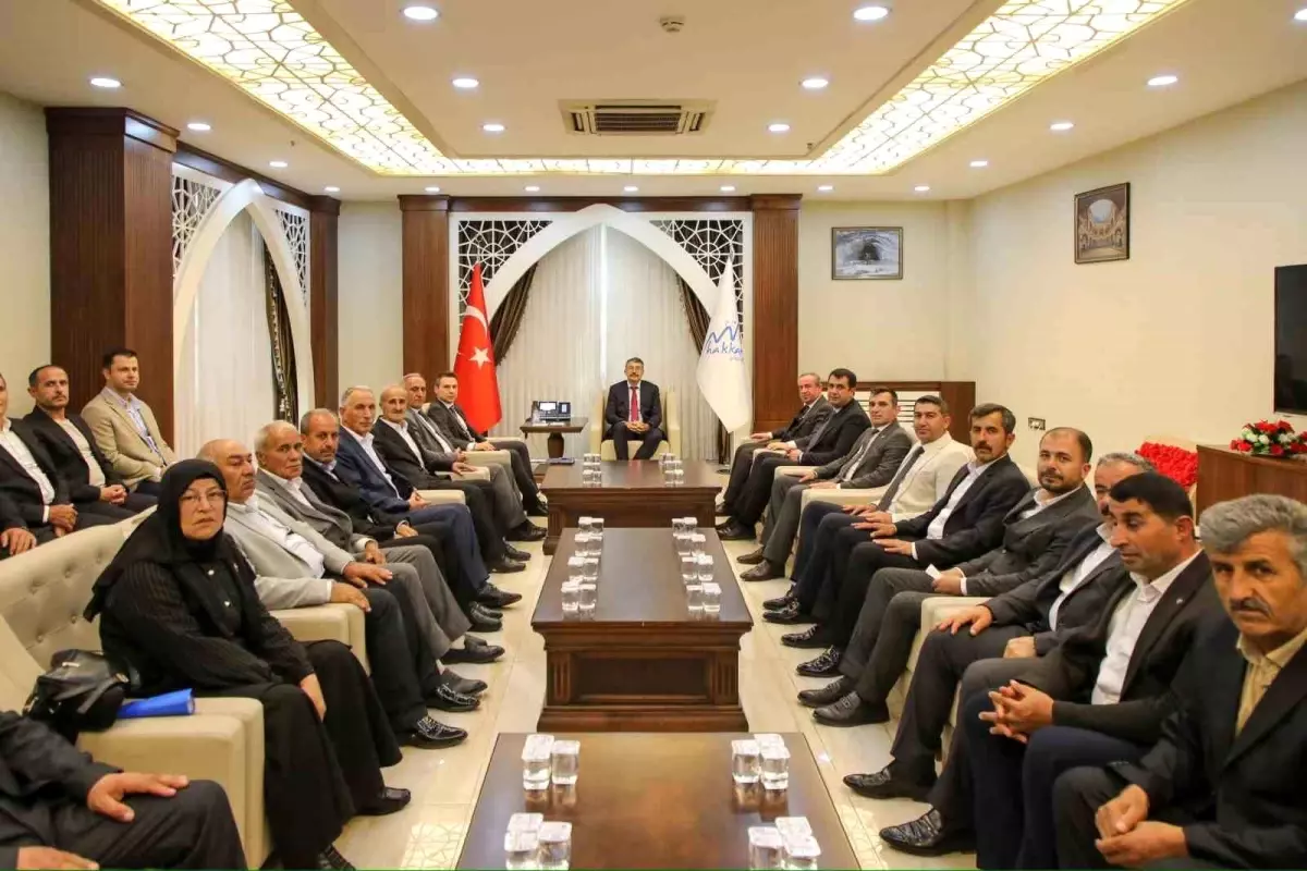 Hakkari Valisi Ali Çelik, Şemdinli Muhtarlarıyla Toplantı Düzenledi