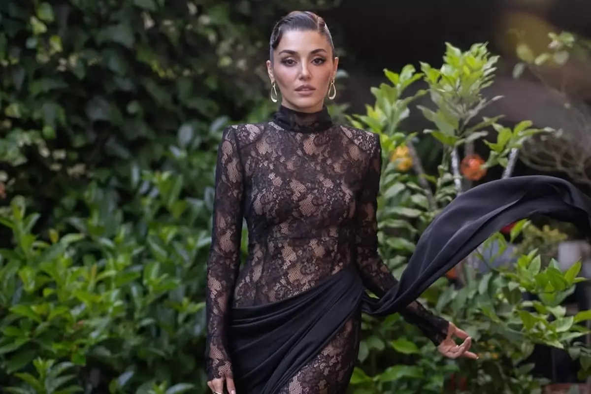 Hande Erçel derin yırtmaçlı yürekli elbisesiyle geceye damga vurdu