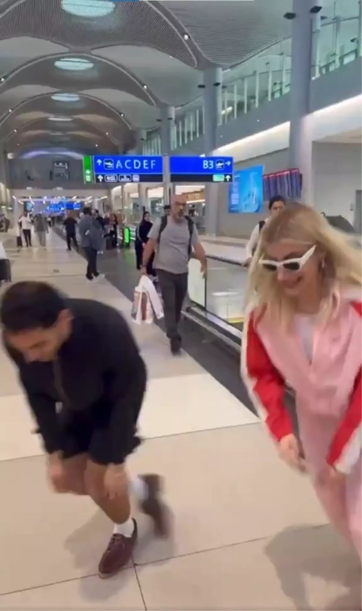Havalimanında bir epey eğlendi! İrem Derici’den farklı dans
