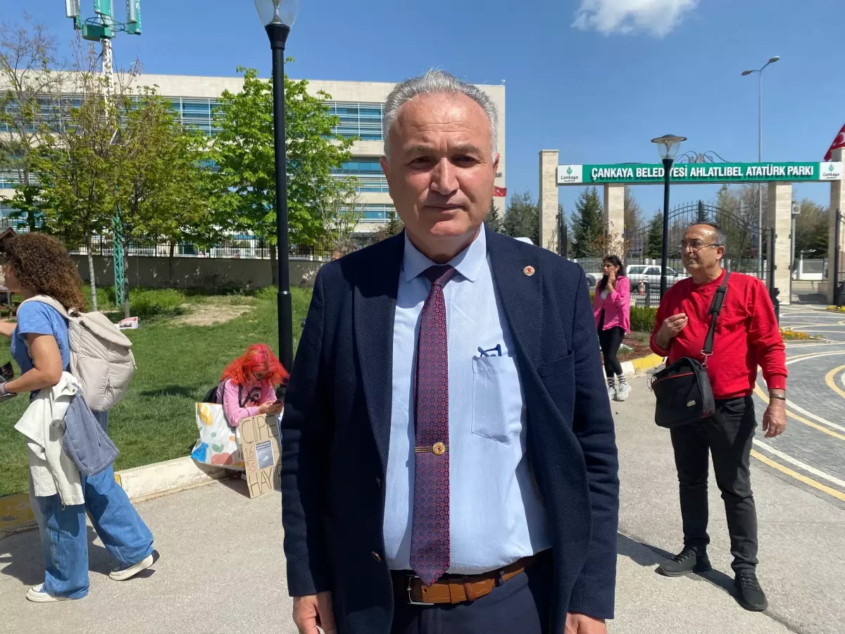 Hayvanseverler AYM Önünde Nöbet Tutuyor