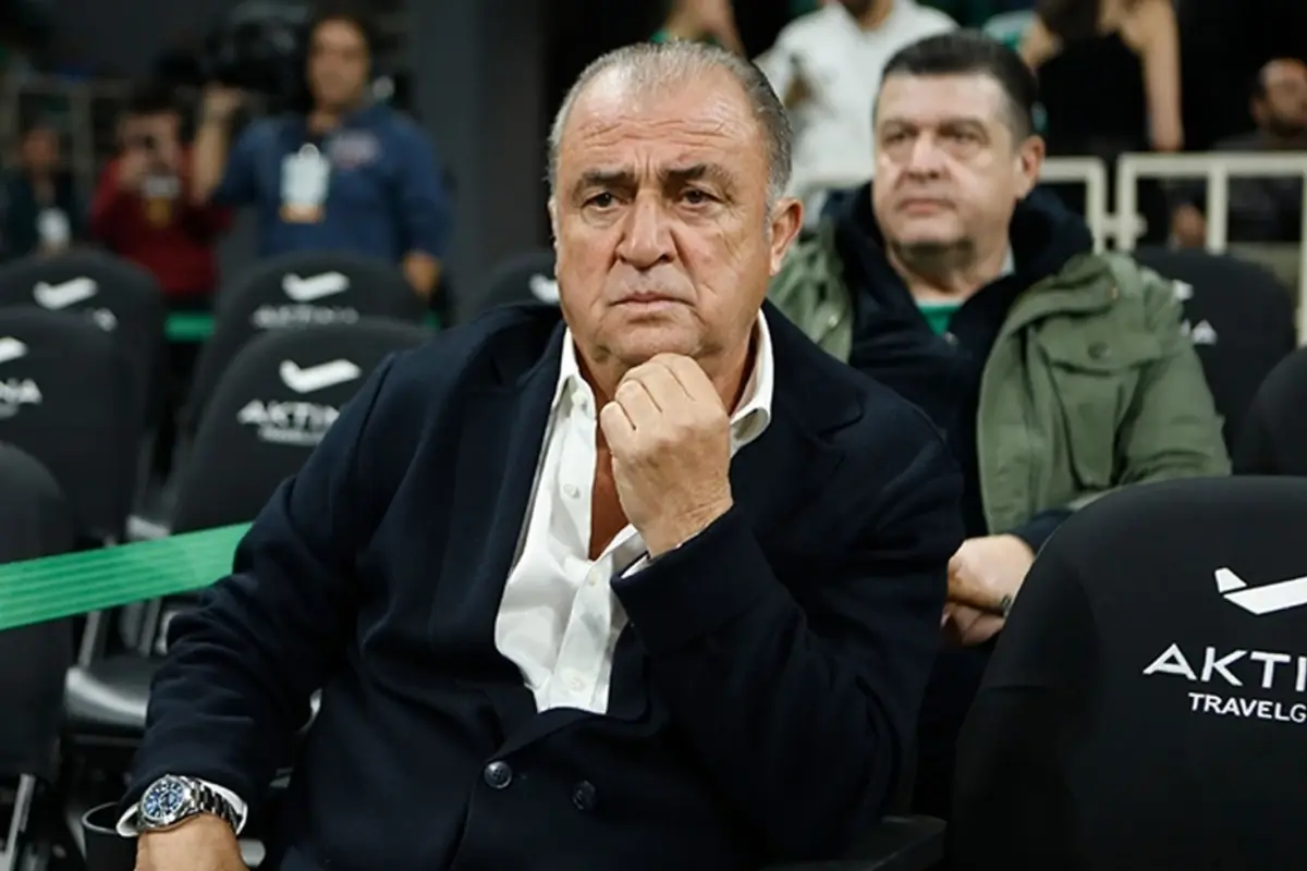Herkes Fatih Terim’in konutunun bahçesine astığı bayrağı konuşuyor