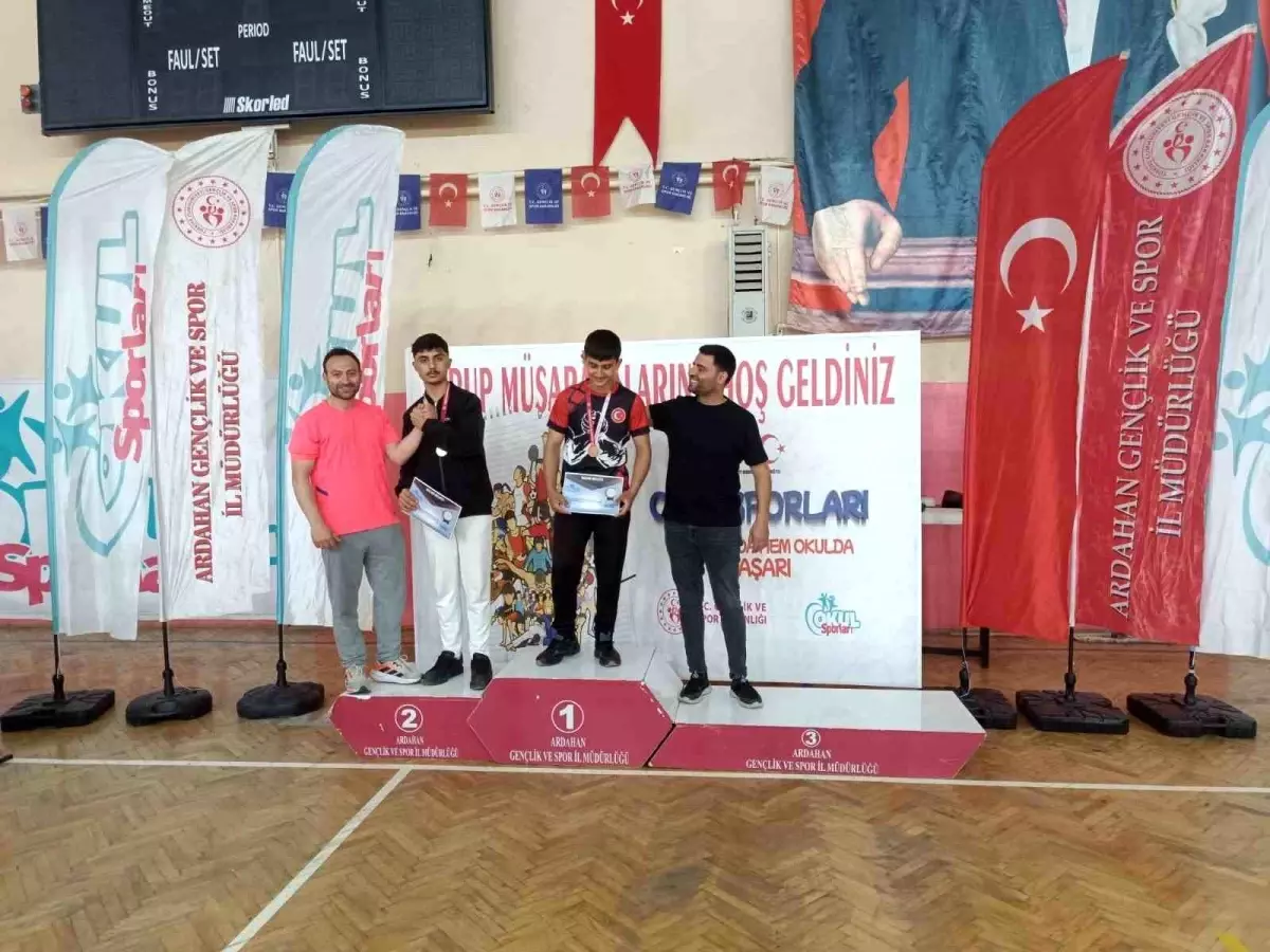 Horasanlı Öğrenciler Bilek Güreşi’nde Muvaffakiyet Elde Etti