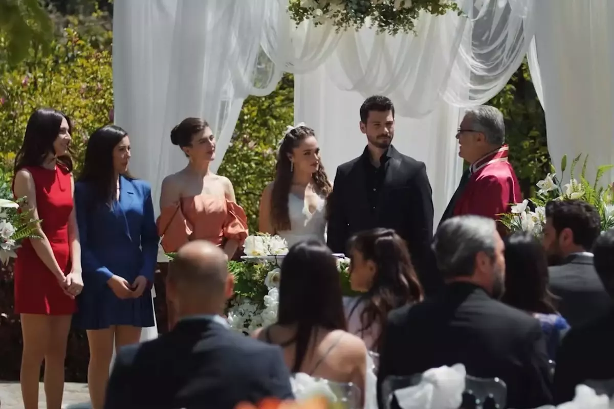 Hudutsuz Sevda dizisinde başrol veda etti