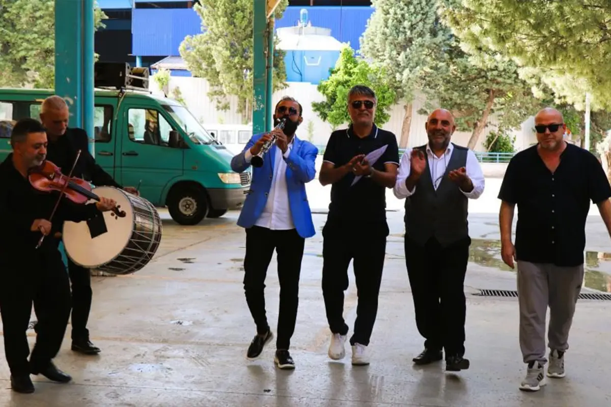 Hukuk çabasını kazandılar, kararı davul zurnayla teslim ettiler
