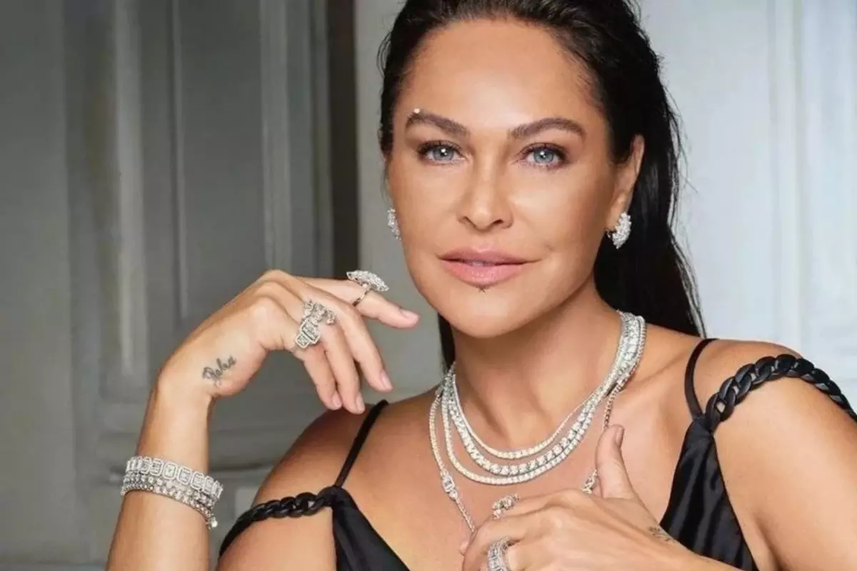 Hülya Avşar köpeğini tıraş ettiği anları yayınladı