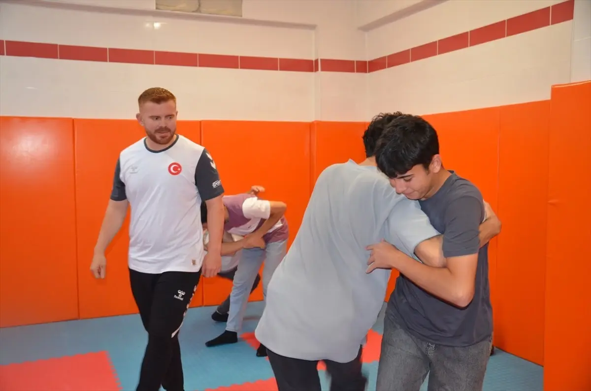 İşitme Engelli Öğrencilere İlham Veren Judocu Öğretmen