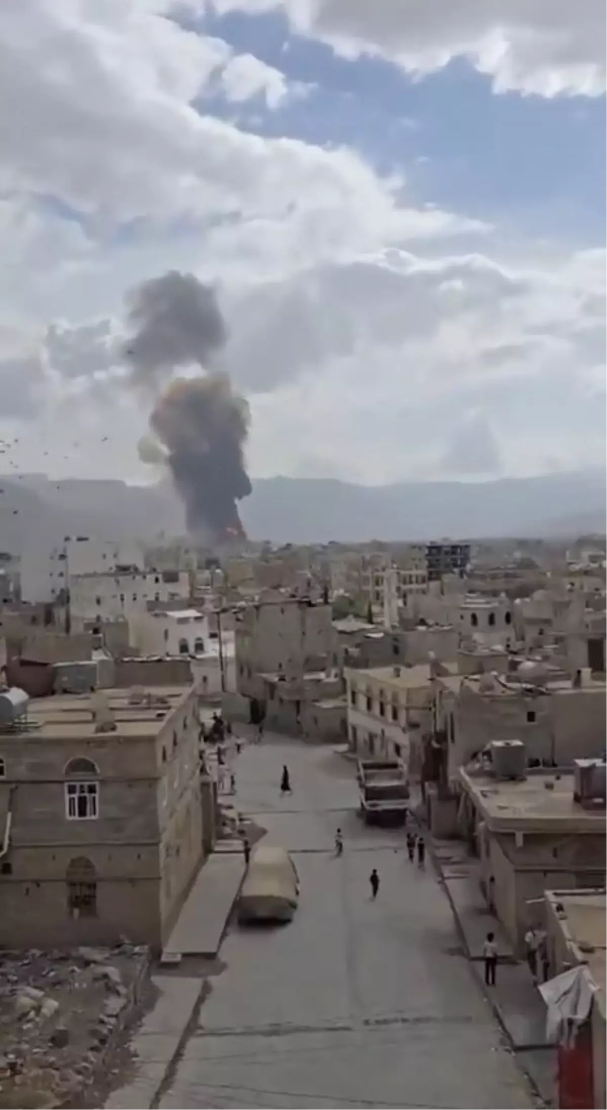 İsrail Savaş Uçakları Yemen’e Saldırdı