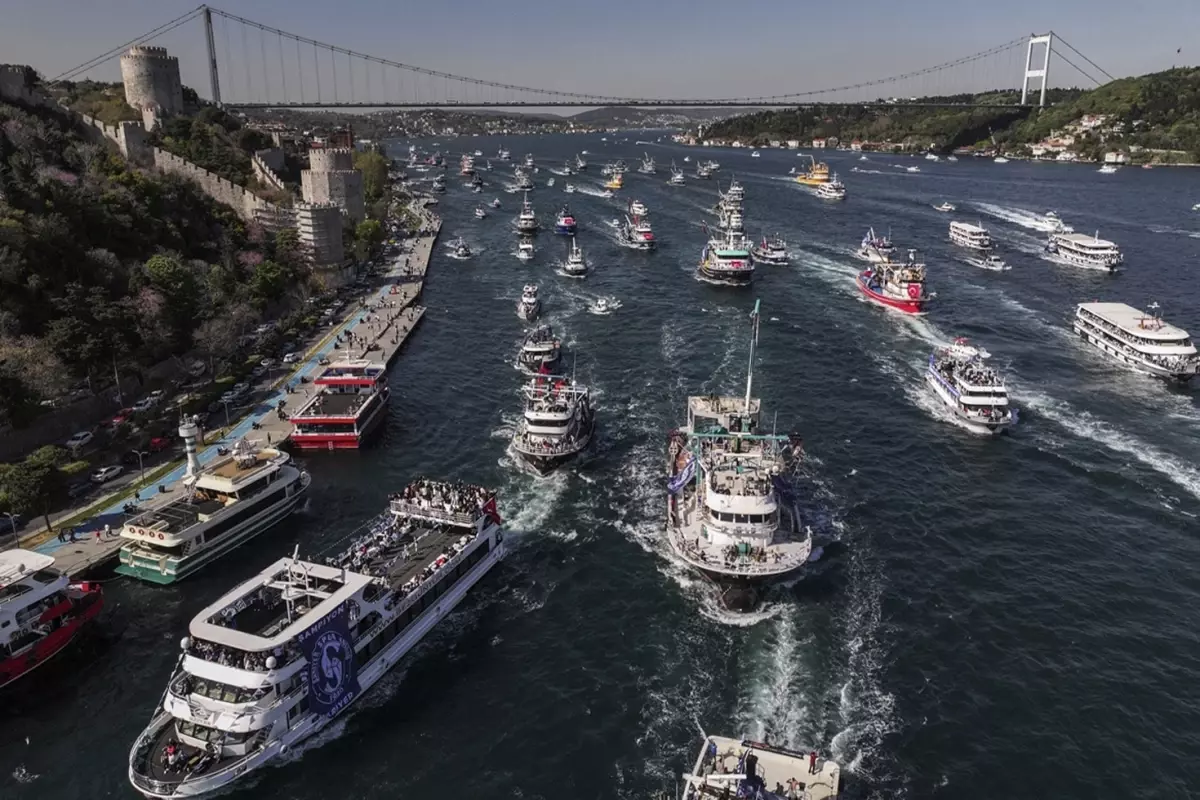 İstanbul Boğazı’nda inanılmaz görüntüler! Sarıyerspor şampiyonluğu kutladı