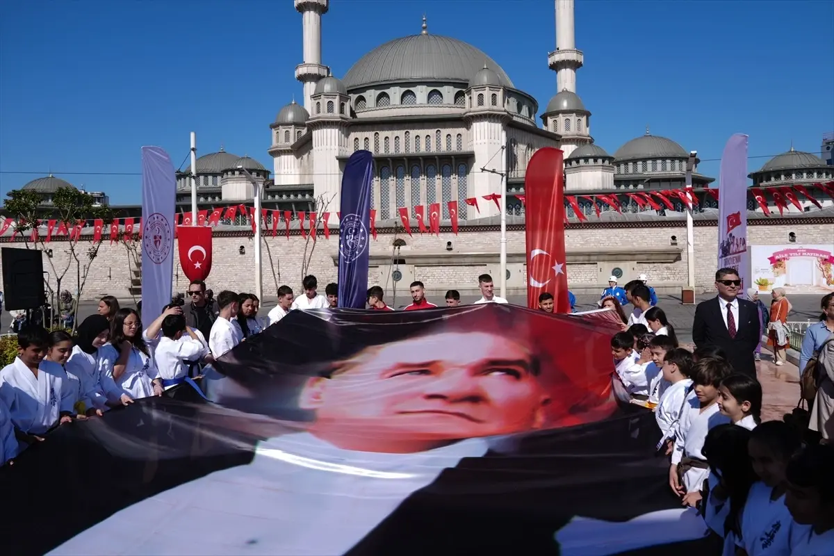 İstanbul’da 19 Mayıs Merasimi