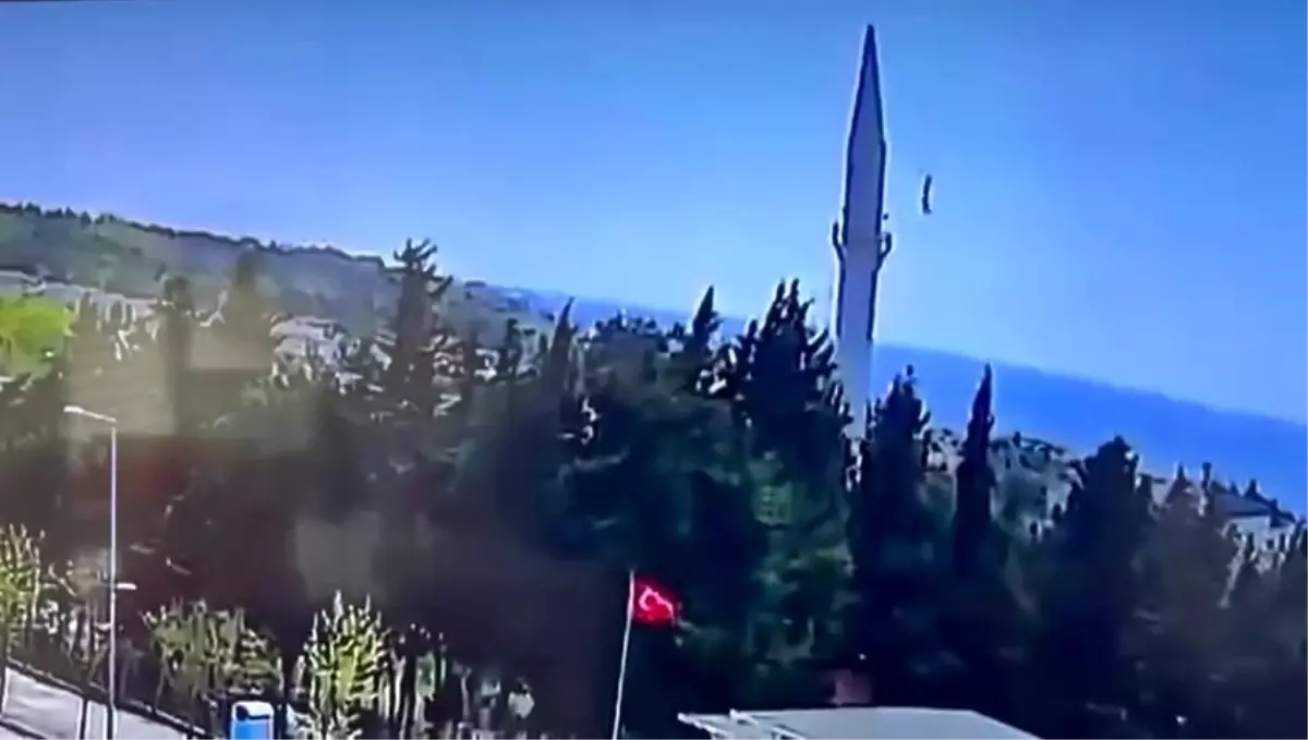İstanbul’da Sarsıntı Cami Minaresini Vurdu